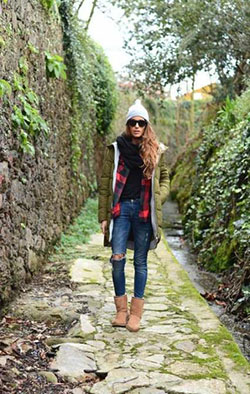 Ugg boots and jean jacket: Ugg boots,  Sheepskin boots,  Casual Outfits,  Uggs Outfits  