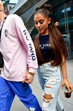 Ariana grande carmar jeans: Ripped Jeans,  Ariana Grande,  Ariana Grande’s Outfits,  Pete Davidson  