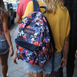 Outfits With Backpacks: Airport Outfit Ideas,  Backpack Outfits  