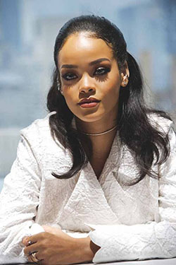 Rihanna Makeup: Fenty Beauty,  Rihanna Best Looks  