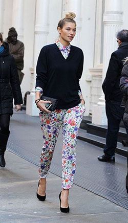 Floral pants street style, Street fashion: Slim-Fit Pants,  fashion blogger,  Floral design,  Floral Pants,  Street Style,  Floral Outfits  