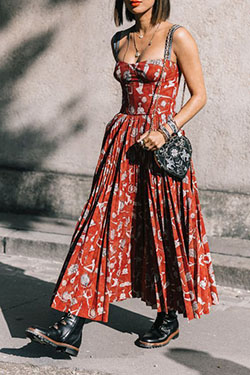 Stoere laarzen onder jurk, Street fashion: Backless dress,  Lapel pin,  fashion blogger,  Maxi dress,  Street Style,  Casual Outfits,  Boho Outfit  