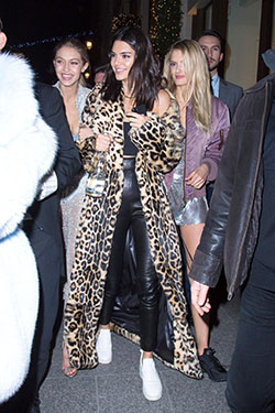 Kendall jenner in leopard fur coat: Fur clothing,  Kendall Jenner,  Gigi Hadid,  Kris Jenner,  Animal print,  Fake fur,  Jacket Outfits  