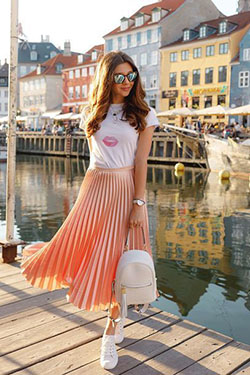 T shirt with pleated skirt: Petite size,  Pencil skirt,  Skirt Outfits,  Casual Outfits,  Pleated Skirt  