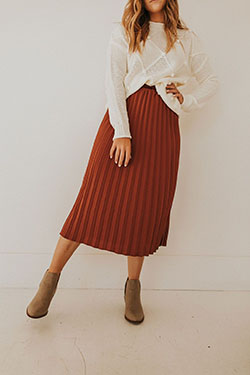 Outfit With Pleated Skirts, Modest fashion, Denim skirt: Skirt Outfits,  Fashion week,  Casual Outfits,  High-Low Skirt,  Pleated Skirt  