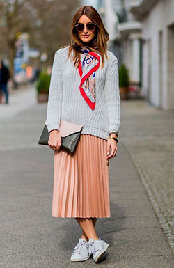 Long skirt white pleated street style: Crop top,  Skirt Outfits,  Street Style,  Casual Outfits,  FLARE SKIRT  