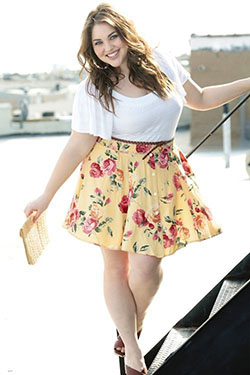 Curvy girls in skirt, Plus-size clothing: Plus size outfit,  Crop top,  Plus-Size Model,  Floral Skirt  