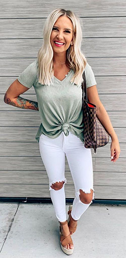 Brunch Outfit Ideas, Levi Strauss & Co., Casual wear: Ripped Jeans,  Casual Outfits,  Brunch Outfit  