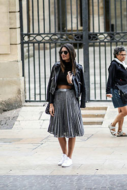 Outfit falda plisada negra con tenis: Skirt Outfits,  Sports shoes,  Falda Tubo,  Casual Outfits  