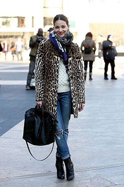 Street style leopard jacket, Street fashion: Fur clothing,  fashion blogger,  Animal print,  Fashion week,  Fashion accessory,  Street Style,  Jacket Outfits  