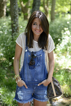 Outfit con overol negro short y bralette | Outfits With Overalls Shorts |  Crop top, denim shorts, Overalls Shorts Outfits