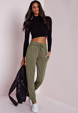 Daily dose of US tenue avec jogging, Casual wear: Crop top,  Casual Outfits,  Joggers Outfit,  JOGGING TROUSERS  
