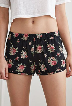 Pijamas de mujer en la cama: Shorts Outfit  