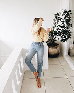 Cute Outfit With Mom Jeans For Young Girls - Casual Attire: Outfit with jeans,  Casual Outfits,  Denim Outfits,  Jeans Outfit Ideas,  Trendy Jeans Outfit  