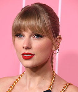 Luminous | Taylor Swift Fashion: FASHION,  Most Famous Celebrity,  pretty cute female celebrities,  Taylor Swift,  Taylor Swift Photo shoot,  Taylor Swift outfit,  Taylor Swift Instagram  