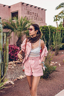 Forever choice pink coachella outfit, Keti Topuria: summer outfits,  Crop top,  Fashion show,  Fashion week,  Keti Topuria  