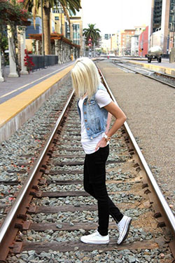 Outfits para chicas con chaleco jean: Casual Outfits,  Crop top,  Jean jacket  