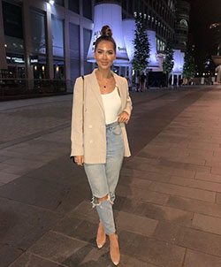 Night Out Looks For Girls, Mom jeans, Street fashion: Mom jeans,  Street Style,  Casual Outfits,  Night Out Outfits  