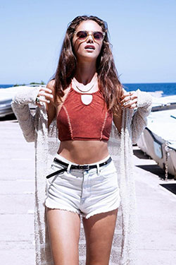 Find the relative images of akila berjaoui modelo, Crop top: Crop top,  Shorts Outfit  