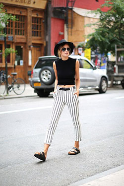 Vertical striped pants outfit, Fashion blog: Ripped Jeans,  fashion blogger,  Harem pants,  Street Style,  Pant Outfits,  Stripe Trousers  