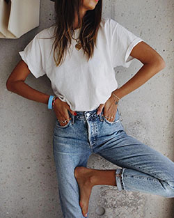 Latest Outfits With Mom Jeans For Teen Girls - Casual Fashion: Casual Outfits,  Outfits With Mom Jeans,  Denim Outfits,  Jeans Outfit Ideas,  Trendy Jeans Outfit  