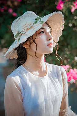 2012 Woman Wearing Sunhat: 