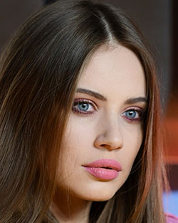 Xenia Tchoumitcheva Face Makeup, Girls Lips, Hairstyle For Girls: Brown hair,  Jeans Outfit  