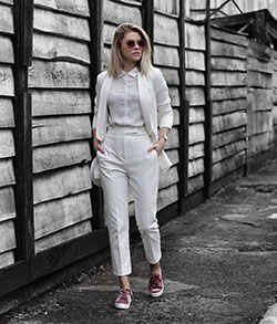 Look pantalon taille haute black and white, street fashion: White Outfit,  Street Style,  Black And White  