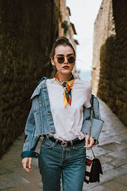 Acessorios que dão up no look: Jean jacket,  T-Shirt Outfit,  Fashion accessory,  Street Style,  Cool Denim Outfits  