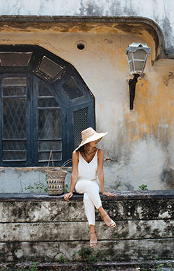 Sri lanka travel outfit duwili ella road, searail holidays: White Outfit  
