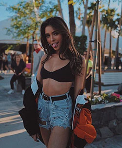 yellow colour outfit with jean short, shorts, girls instgram photography: Coachella Outfits,  Jean Short,  Yellow Jean Short,  Yellow Shorts,  Denim Shorts  