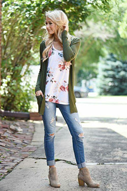 Colour outfit, you must try with trousers, jacket, blazer: T-Shirt Outfit,  Street Style,  Floral Top Outfits  
