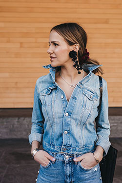 Blue outfit style with jean jacket, mom jeans, shorts: Jean jacket,  Long hair,  Blue Outfit,  Cool Denim Outfits  