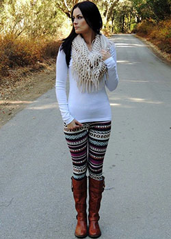 Outfits with printed leggings, street fashion, casual wear, t shirt: T-Shirt Outfit,  Street Style,  Brown And White Outfit,  Legging Outfits  