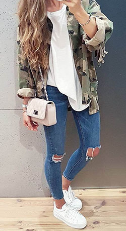 Outfit con pantalon roto y tenis blancos: Sports shoes,  Street Style,  Ripped Jeans  