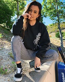 Vanessa Merrell jeans clothing ideas, fashion photoshoot, Cool Stylish Girls: Jeans Outfit,  TikTok Star Vanessa Merrell  