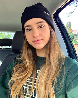 Isabela Fernandez beanie colour dress, Bautiful Face, Lips Smile: BEANIE  