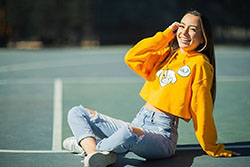 yellow matching outfit with jeans, photography ideas, outdoor fun: Yellow Jeans,  Veronica Merrell Instagram  