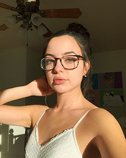 Vanessa Merrell Girls With Cute Face, Lip Makeup, Haircuts: Hairstyle Ideas,  Cute Girls Instagram,  Cute Instagram Girls,  TikTok Star Vanessa Merrell  