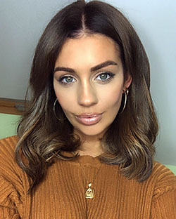 Holly Peers Face Makeup, Lip Makeup, Girls Hairstyle: Brown hair,  Layered hair,  Hairstyle Ideas,  Cute Instagram Girls  