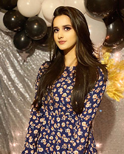 Alishbah Anjum formal wear colour combination, instagram photoshoot, Natural Black Hair: Formal wear,  Alishbah Anjum Instagram  