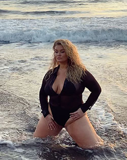 Hunter McGrady bikini swimwear dresses ideas, photoshoot poses: swimwear,  Instagram girls  