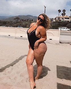 Hunter McGrady bikini swimwear matching style, smooth thigh pics: swimwear,  Instagram girls  