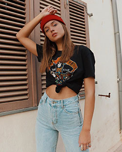 Anna Zak jean short, crop top, t-shirt matching ideas for girls: Crop top,  Jeans Outfit,  T-Shirt Outfit,  Anna Zak Instagram,  Printed T-Shirt  