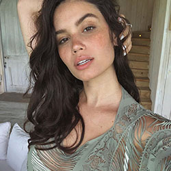 Anne De Paula Pretty Face, Long Hair Women, Simple Hairstyle: Long hair,  Brown hair,  Instagram girls,  Hairstyle Ideas,  Cute Instagram Girls  