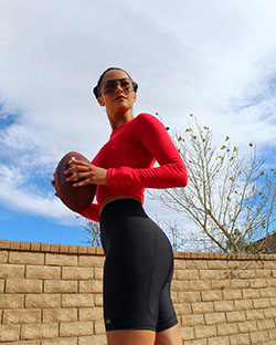 Raquel Pomplun cycling shorts, sportswear colour outfit, you must try, fine legs: Cycling shorts,  Instagram girls,  Red Sportswear  