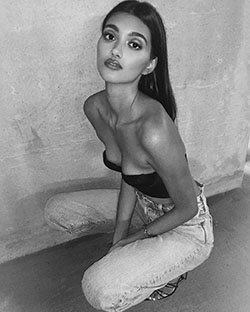 Neelam Gill photoshoot poses, photography for girl, legs photo: Instagram girls  