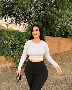 white colour outfit with sportswear, leggings, crop top: Crop top,  White Jeans,  Instagram girls,  White Leggings,  White Sportswear,  White Crop Top  