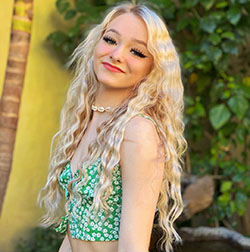 Zoe Laverne blond hairstyle, Bautiful Face, Long Hairstyle Ideas: Yellow And Green Outfit,  Zoe Laverne TikTok  