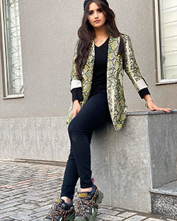 Alishbah Anjum jacket, blazer, jeans outfit: jacket,  Blazer,  Jeans Outfit,  Alishbah Anjum Instagram  